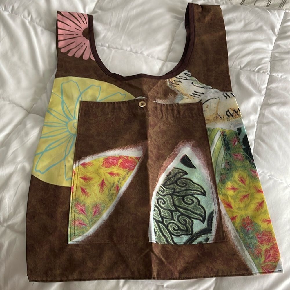 Adorable shoulder satchel.  Great print!